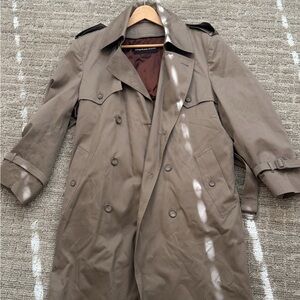 Elegant Men's Tan Trench Coat